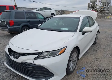 2020 Toyota Camry Le z USA, uszkodzony, nr VIN 4T1C11AK6LU334185